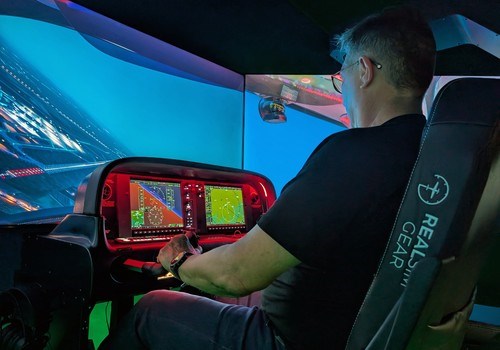 Simulátor moderního letadla Cirrus SR22 ve výcvikovém centru pilotů v Praze