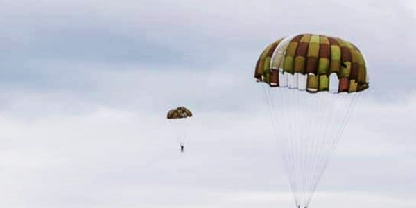 Seskok kulatým padákem - základní výcvik parašutismu Příbram